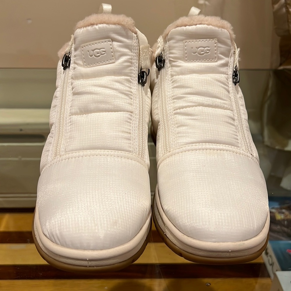Uggs size 7 white color I wore it once. No stains. Perfect condition.
